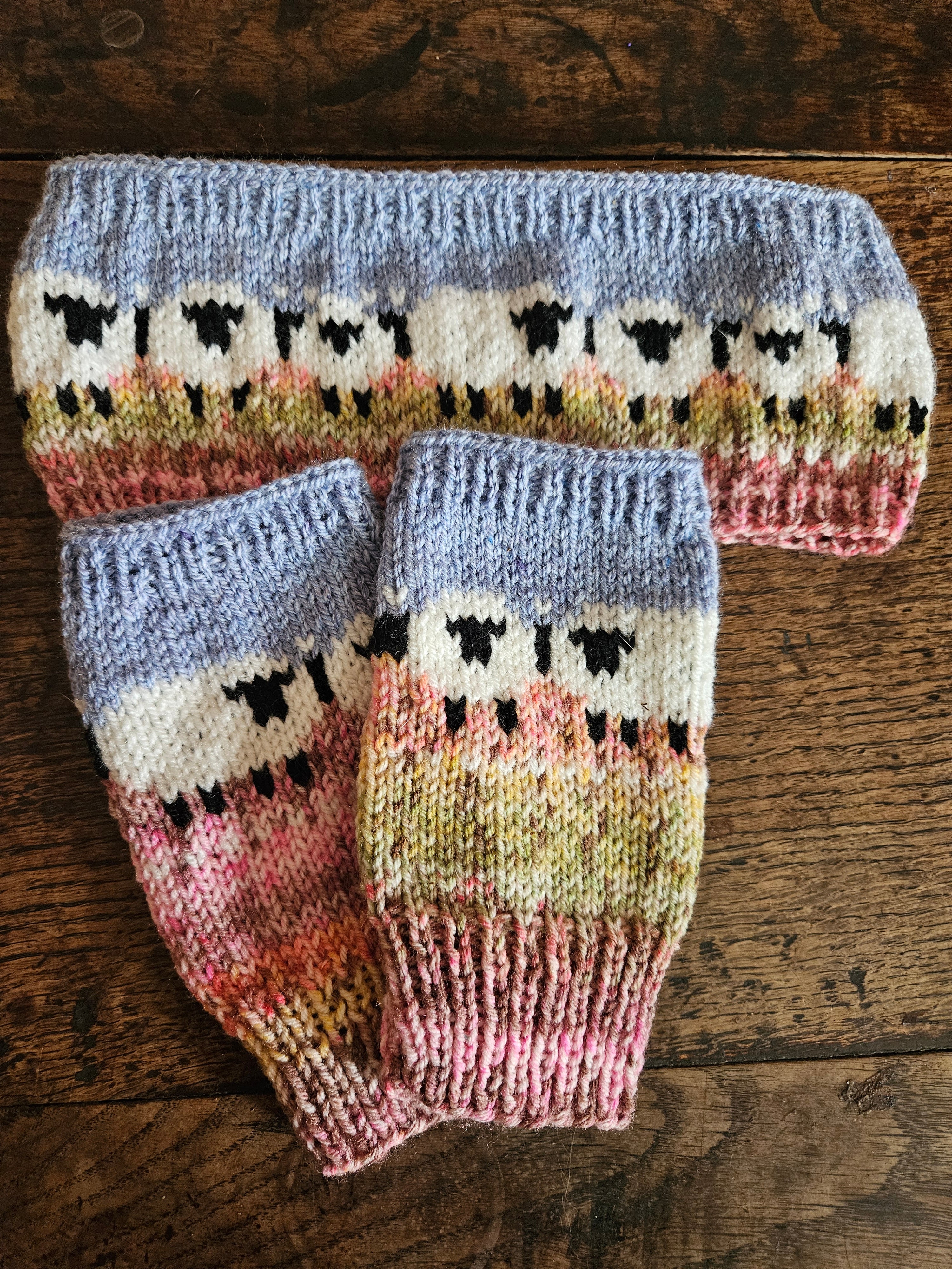 Earwarmer and wrist warmers set with sheeo design.Fully lined.