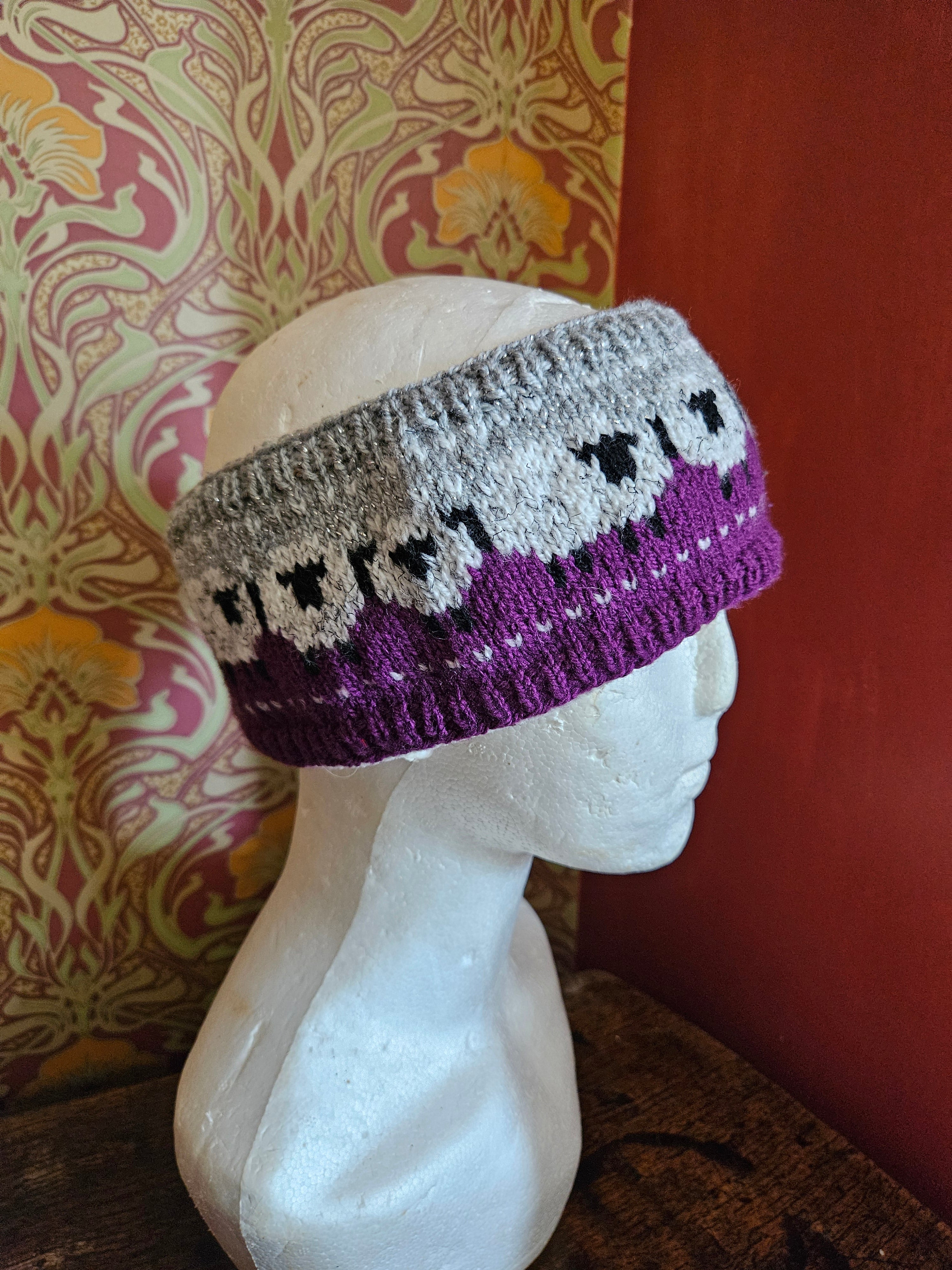 Earwarmer with sheep design m. Fully lined