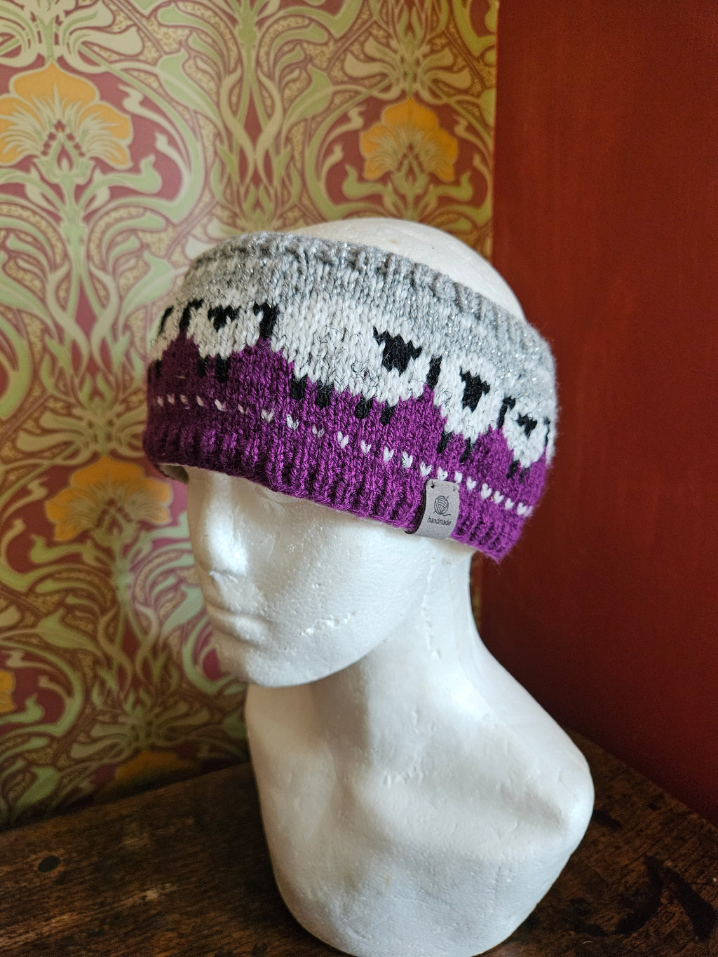 Earwarmer with sheep design m. Fully lined