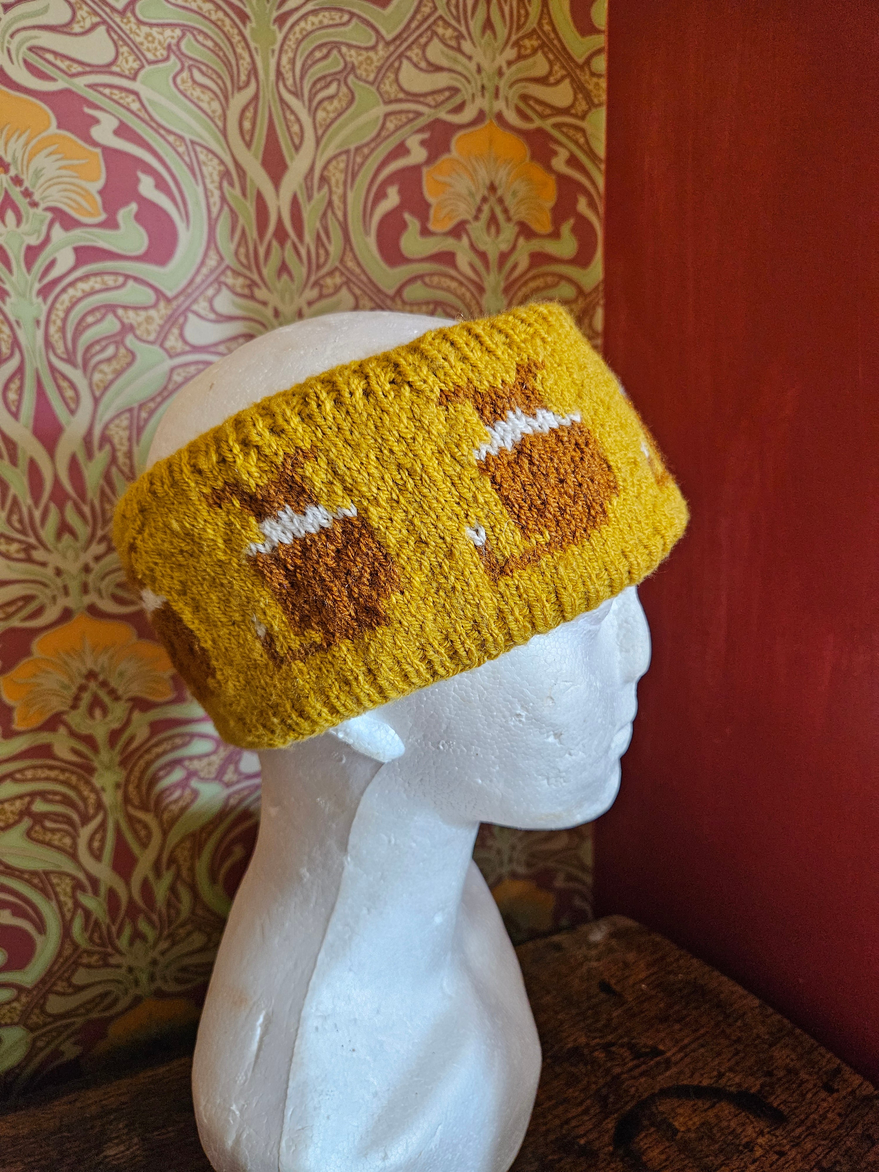 Earwarmer with collies. Fully lined